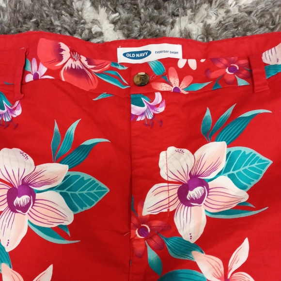 Old Navy Red Floral Everyday Shorts Size 26 - Picture 2 of 6